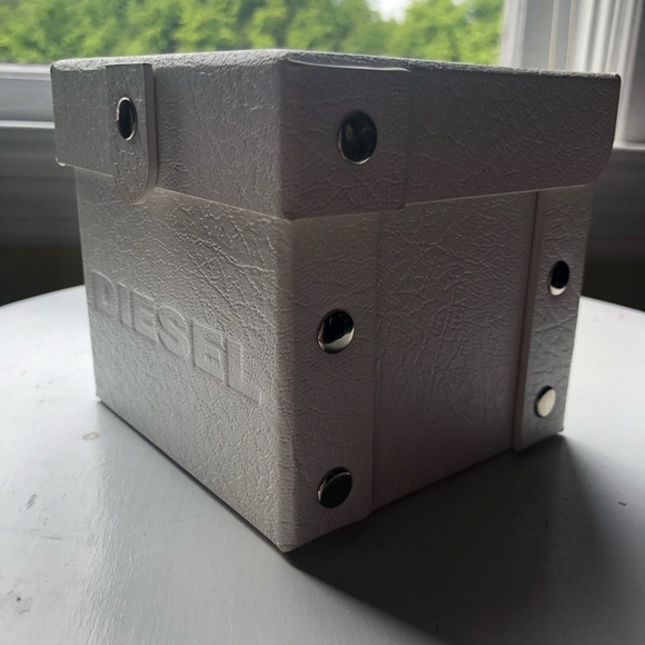 DIESEL Watch Box White Leather Box Faux Snap Closure Pillow Inside For Watch - Picture 2 of 12